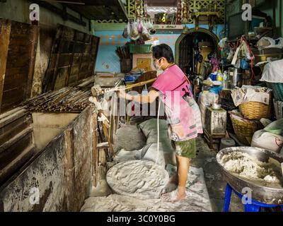29 dicembre 2018 - Bangkok, Bangkok, Thailandia - Una donna fa spaghetti di longevità nella sua casa di famiglia. La famiglia produce i tradizionali noodles "mee sua", chiamati anche "noodles longevità", da tre generazioni nella loro casa nel centro di Bangkok. Usano una ricetta portata in Thailandia dalla Cina. Si pensa che i tagliatelle di longevità contribuiscano a una vita lunga e sana e sono serviti in occasioni speciali, in particolare il Capodanno cinese, che è il 4 febbraio 2019. Questi spaghetti venivano fatti per il Capodanno cinese. (Immagine di credito: © Sean Edison/ZUMA Wire) Foto Stock