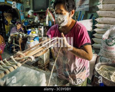 29 dicembre 2018 - Bangkok, Bangkok, Thailandia - Una donna fa spaghetti di longevità nella sua casa di famiglia. La famiglia produce i tradizionali noodles "mee sua", chiamati anche "noodles longevità", da tre generazioni nella loro casa nel centro di Bangkok. Usano una ricetta portata in Thailandia dalla Cina. Si pensa che i tagliatelle di longevità contribuiscano a una vita lunga e sana e sono serviti in occasioni speciali, in particolare il Capodanno cinese, che è il 4 febbraio 2019. Questi spaghetti venivano fatti per il Capodanno cinese. (Immagine di credito: © Sean Edison/ZUMA Wire) Foto Stock