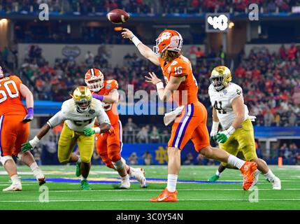 Il quarterback dei Clemson Tigers Trevor Lawrence (16) passa.durante il Goodyear Cotton Bowl Classic tra Norte Dame e Clemson all'AT&T Stadium, Arlington Texas.12/29/2018.Manny Flores/Cal Sport Media. Foto Stock