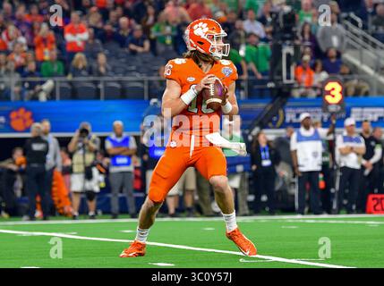 Il quarterback dei Clemson Tigers Trevor Lawrence (16) durante il Goodyear Cotton Bowl Classic tra Norte Dame e Clemson all'AT&T Stadium, Arlington Texas.12/29/2018.Manny Flores/Cal Sport Media. Foto Stock