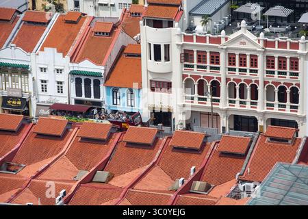 Veduta aerea dei turisti sul Big bus turistico scoperto che passa attraverso Chinatown, Singapore. Turismo urbano, quartiere culturale, esplorazione della città. Foto Stock
