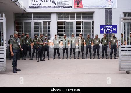 Dacca, Dacca, Bangladesh. 22 luglio 2025. All'Uttara Milestone School and College, un tragico incidente aereo da caccia ha finora causato 78 feriti, con 27 morti confermati, secondo le autorità ospedaliere. Tra i defunti, due sono adulti mentre i restanti 25 sono bambini. Le identità di sei vittime non sono ancora state confermate.nonostante siano trascorse dalle 20 alle 22 ore dall'incidente, diversi bambini rimangono dispersi a partire dal 22 luglio 2025. Le loro famiglie sono disperatamente alla ricerca di ospedali e obitori, afflitti da ansia e paura. Crediti: ZUMA Press, Inc./Alamy Live News Foto Stock