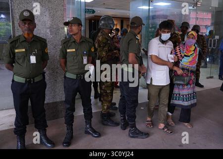 Dacca, Dacca, Bangladesh. 22 luglio 2025. All'Uttara Milestone School and College, un tragico incidente aereo da caccia ha finora causato 78 feriti, con 27 morti confermati, secondo le autorità ospedaliere. Tra i defunti, due sono adulti mentre i restanti 25 sono bambini. Le identità di sei vittime non sono ancora state confermate.nonostante siano trascorse dalle 20 alle 22 ore dall'incidente, diversi bambini rimangono dispersi a partire dal 22 luglio 2025. Le loro famiglie sono disperatamente alla ricerca di ospedali e obitori, afflitti da ansia e paura. Crediti: ZUMA Press, Inc./Alamy Live News Foto Stock