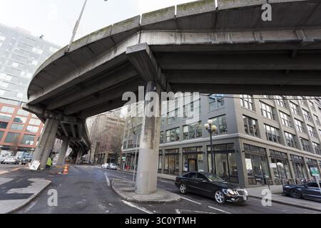 4 gennaio 2019 - Seattle, Washington, Stati Uniti - Seattle, Washington: La rampa di raccordo di Columbia Street si snoda attraverso il centro città mentre il Dipartimento dei trasporti dello Stato di Washington si prepara alla chiusura permanente del highwayâ. Un tunnel lungo tre chilometri e annoiato sta sostituendo l'Alaskan Way Viaduct, che trasporta la State Route 99 sotto il centro di Seattle dal quartiere SODO a South Lake Union. La chiusura del viadotto è prevista per l'11 gennaio, in modo che gli equipaggi possano spostare la State Route 99 dal viadotto al tunnel all'avanguardia. Durante il riallineamento di tre settimane soprannominato Realign99, sta Foto Stock