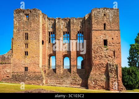 Vista frontale della fortezza, del castello di Kenilworth, del Warwickshire, Regno Unito in una giornata di sole Foto Stock
