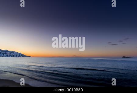 Vista sul mare dalla spiaggia di Benidorm la mattina presto, poco prima dell'alba. Foto Stock