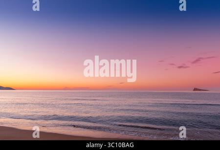 Vista mattutina dalla spiaggia di Benidorm, affacciata sul mare verso l'isola di Benidorm Foto Stock