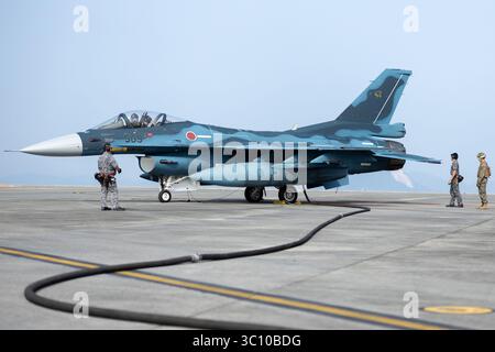 I marines statunitensi e i membri della Japan Air Self Defense Force simulano il rifornimento di un F-2 della Japan Air Self Defense Force assegnato all'8th Tactical Fighter Squadron Foto Stock
