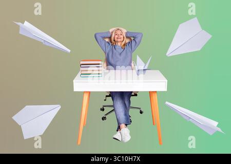 Collage creativo di lavoratrici anziane sedute alla scrivania rilassatevi con un piano di carta su sfondo di colore verde Foto Stock