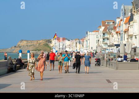 Wimereux (Francia settentrionale): Turisti sul lungomare lungo la zona costiera di "Côte d'Opale" in estate. Passeggia lungo il lungomare Foto Stock