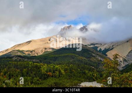 Dévoluy (Francia sud-orientale): Veduta del “crête des Bergers” (crinale dei pastori) sull’altopiano di Bure, nel massiccio del Dévoluy, e di una foresta all’inizio della a Foto Stock