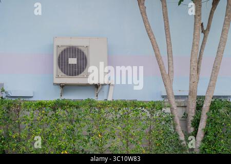Shot di una pompa di calore della fonte d'aria, unità CA installata all'aperto a casa. Condizionatore d'aria con compressore per esterni Foto Stock