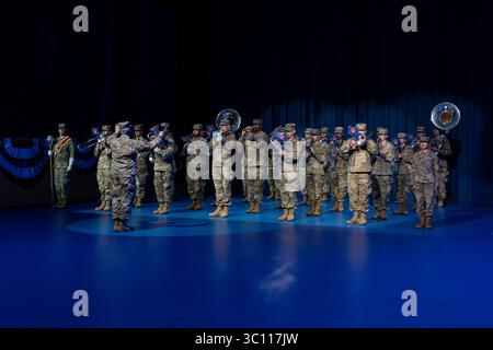 La banda dell’esercito americano, “Pershing’s Own” sostiene la cerimonia del cambio di comando per Brig. Il generale Antoinette R. Gant e il maggiore generale Trevor J. Bredenkamp. Durante la cerimonia, Brig. Il generale Gant assunse il comando del Distretto militare dell'esercito degli Stati Uniti di Washington e della Joint Task-Force National Capital Region dal comandante uscente, il maggiore generale Bredenkamp. La cerimonia è stata ospitata dal generale Randy A. George, 41° Capo di Stato maggiore dell'esercito, e dal generale Gregory M. Guillot, comandante del North American Aerospace Defense Command e US Northern Command. U.S. Army foto di Sgt. 1st Class Brittany Primavera, 21 luglio 202 Foto Stock