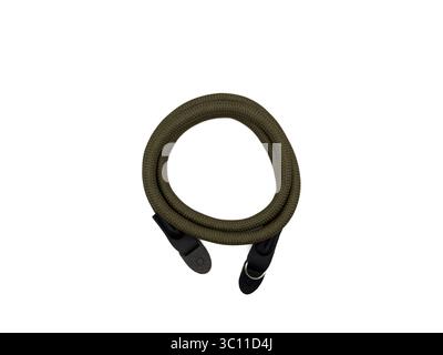 Cinturino verde per fotocamera a forma di corda su sfondo bianco. copia spazio, vista superiore, flay lay. Foto di alta qualità Foto Stock
