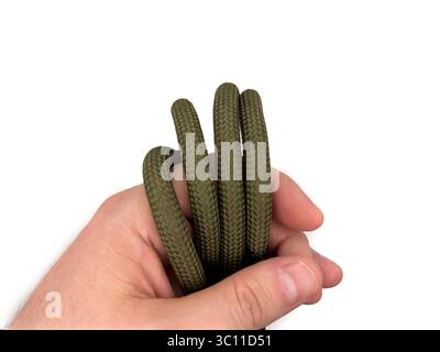 Cinturino verde per fotocamera a forma di corda su sfondo bianco. copia spazio, vista superiore, flay lay. Foto di alta qualità Foto Stock
