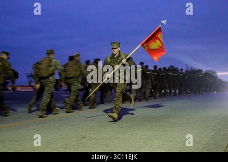 4 gennaio 2019 - Camp Hansen, Okinawa, Giappone - Un Marine con la 31st Marine Expeditionary Unit corre con il guidon durante un'escursione di 10 chilometri a Camp Hansen, Okinawa, Giappone, 4 gennaio 2019. L'escursione ha aiutato i Marines e i marinai del 31° MEU a costruire resistenza e unità cameratismo. Il 31° MEU, il Marine Corpsâ€™ solo MEU continuamente schierato in avanti, fornisce una forza flessibile e letale pronta a eseguire un'ampia gamma di operazioni militari come principale forza di risposta alle crisi nella regione Indo-Pacifico. (Immagine di credito: © U.S. Marines/ZUMA Wire/ZUMAPRESS.com) Foto Stock