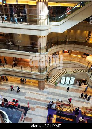 Aeroporto di Haneda Terminal 1 atrio multilivello e area commerciale, Tokyo Foto Stock