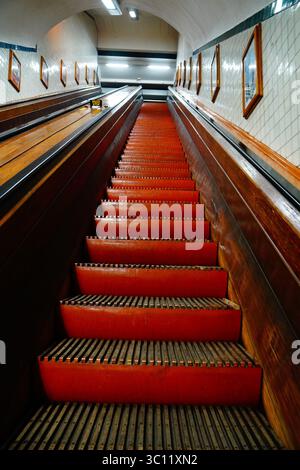 Le scale mobili in legno del tunnel di Sint Anna , Anversa, Belgio Foto Stock