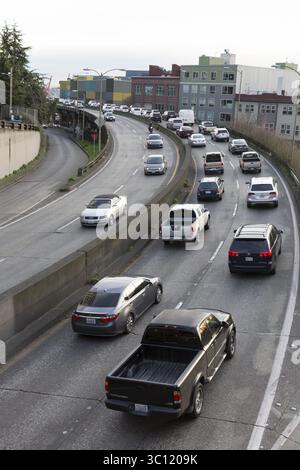 11 gennaio 2019 - Seattle, Washington, Stati Uniti - Seattle, Washington: Il traffico entra e esce dal Battery Street Tunnel durante l'ultimo tramonto sul viadotto Alaskan Way. L'11 gennaio l'autostrada è stata chiusa definitivamente alle 22:00 in modo che gli equipaggi possano spostare la State Route 99 dal viadotto a un tunnel all'avanguardia. La superstrada a due piani dell'eraâ 1950 è stata gravemente danneggiata dal terremoto di Nisqually del 2001 ed è stata mantenuta ben oltre la sua vita utile. Un tunnel lungo tre chilometri e annoiato sta sostituendo il viadotto Alaskan Way, che trasporta la State Route 99 sotto il centro di Seattle dal SODO ne Foto Stock