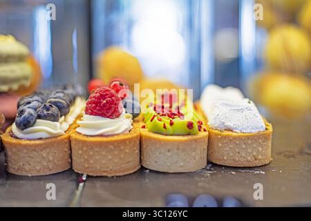 tortine di frutta con frutta fresca e vari ripieni Foto Stock
