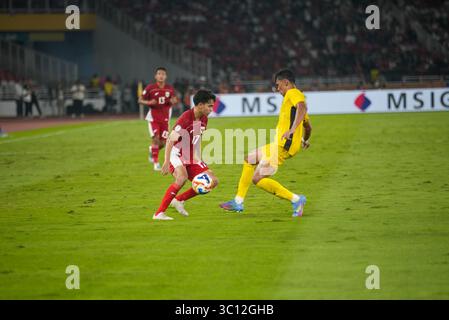 Giacarta, Indonesia, 21 luglio 2025 Victor Benjamin Dethan (17) combattendo con Haqimi Azim Rosli (7) durante il gruppo A Matchday 3 dell'ASEAN U23 Championship Mandiri Cup 2025 tra INDONESIA U23 e MALESIA U23 allo Stadion Utama Gelora Bung Karno, a Giacarta Indonesia, Credit Shaquille Fabri/Alamy Live News Foto Stock