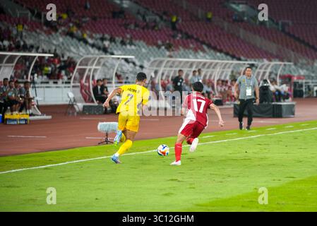 Giacarta, Indonesia, 21 luglio 2025 Victor Benjamin Dethan (17) combattendo con Haqimi Azim Rosli (7) durante il gruppo A Matchday 3 dell'ASEAN U23 Championship Mandiri Cup 2025 tra INDONESIA U23 e MALESIA U23 allo Stadion Utama Gelora Bung Karno, a Giacarta Indonesia, Credit Shaquille Fabri/Alamy Live News Foto Stock