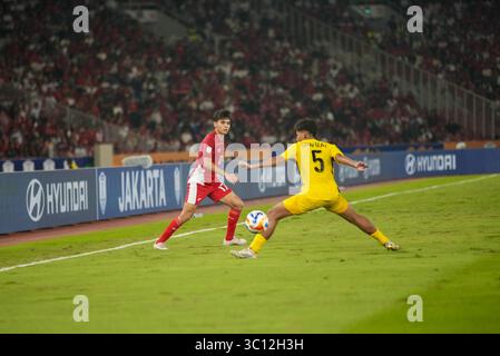 Giacarta, Indonesia, 21 luglio 2025 Victor Benjamin Dethan (17) combattendo con Shafizan Arshad (5) durante il gruppo A Matchday 3 dell'ASEAN U23 Championship Mandiri Cup 2025 tra INDONESIA U23 e MALESIA U23 allo Stadion Utama Gelora Bung Karno, a Giacarta Indonesia, Credit Shaquille Fabri/Alamy Live News Foto Stock