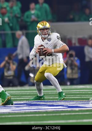 29 dicembre 2018 Arlington, Texas... quarterback di Notre Dame, Ian Book (12), in azione al Cotton Bowl di football NCAA tra i Clemson Tigers e i Notre Dame Fighting Irish all'AT&T Stadium di Arlington, Texas. (Credito completo assoluto fotografo e azienda: Joe Calomeni / MarinMedia.org / Cal Sport Media)(immagine di credito: &Copy; Joe Calomeni / Marinmedia.Org //CSM via cavo ZUMA) Foto Stock