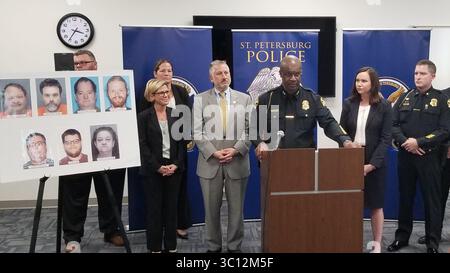 14 gennaio 2019 - San Pietroburgo, Florida, Stati Uniti - il capo della polizia di San Pietroburgo Tony Holloway (sul podio) si rivolge ai giornalisti dopo aver annunciato sei arresti in relazione a un incidente di traffico di esseri umani. Due ragazzi di 16 e 17 anni sono stati salvati dalla polizia a maggio. Il sedicenne era stato tenuto prigioniero e abusato sessualmente per quasi un anno, ha detto la polizia. Un settimo sospettato è ancora ricercato. Al capo si unirono il sindaco Rick Kriseman (capo a sinistra) e il procuratore generale della Florida Ashley Moody (capo a destra). (Immagine di credito: © Langston Taylor/Tampa Bay Times tramite ZUMA Wire) Foto Stock