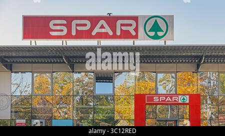 Slavonski Brod, Croazia - 22 ottobre 2024: Big Sign Spar al Top of Supermarket Building Food Shopping Centre. Foto Stock