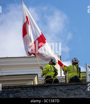 Londra, Regno Unito. 22 luglio 2025. Gli operai alzano la bandiera di San Giorgio oltre 10 Downing Street per sostenere il Campionato europeo di calcio femminile UEFA Inghilterra vs Italia leonesse Credit: Ian Davidson/Alamy Live News Foto Stock
