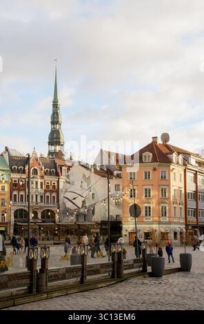 Piazza del Duomo nella Vecchia riga, Lettonia, gente che cammina intorno, 18 novembre Foto Stock