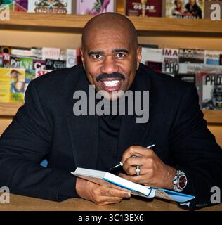 Steve Harvey firma copie del suo nuovo libro "Straight Talk, No Chaser: How to Find, Keep, and understand A Man" presso Borders Avenue of Arts a Philadelphia, Pennsylvania - 18 gennaio 2011 Foto Stock