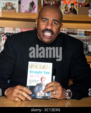 Steve Harvey firma copie del suo nuovo libro "Straight Talk, No Chaser: How to Find, Keep, and understand A Man" presso Borders Avenue of Arts a Philadelphia, Pennsylvania - 18 gennaio 2011 Foto Stock
