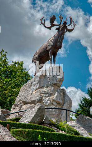Newfoundland Memorial a Beaumont-Hamel, in Francia, con la scultura caribù e l'"albero pericoloso", l'albero solitario che guarda attraverso la terra di no-mans Foto Stock