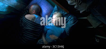 White Snail (titolo originale Green Parrot) è un film d'amore tedesco-austriaco scritto e diretto da Elsa Kremser e Levin Peter. Interpretato da Marya Imbro e Mikhail Senkov, segue Masha, una modella che persegue il lavoro dei suoi sogni in Cina, e Misha, una pittrice che lavora in un obitorio, in una fragile storia d'amore di due estranei che ribaltano i mondi dell'altro. Foto Stock