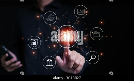 Tecnologia di cloud computing e storage di dati online per il concetto di rete aziendale. Un uomo d'affari che tocca il diagramma dei dati delle icone di archiviazione cloud Foto Stock