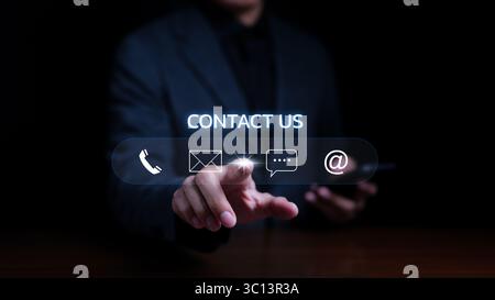 Contattateci o contattate il servizio di assistenza clienti. Uomo d'affari che utilizza il telefono cellulare e che tocca le icone virtuali con le mani chiama il telefono, invia e-mail, Foto Stock