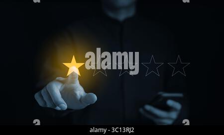 Analisi dei clienti feedback sulla soddisfazione del cliente. Prova un utente insoddisfatto e infelice che dà tristezza emozione al sondaggio online. recensione negativa, Foto Stock