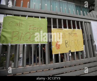 Dacca, Bangladesh. 22 luglio 2025. I manifesti che chiedono la donazione di sangue sono raffigurati fuori da una struttura medica, dove vengono curati i feriti dell'incidente, a Dacca, Bangladesh, il 22 luglio 2025. Il bilancio delle vittime dello schianto di un aereo addestratore dell'aeronautica militare del Bangladesh in un campus scolastico e universitario di lunedì è salito a 27, con 25 delle vittime bambini. Crediti: Habibur Rahman/Xinhua/Alamy Live News Foto Stock