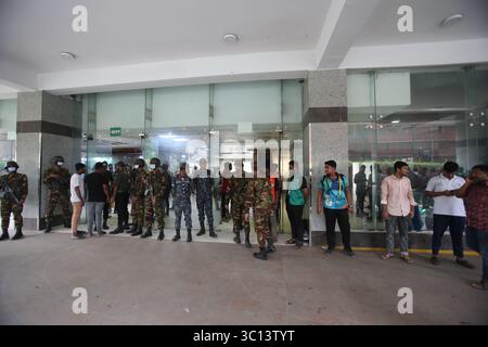Dacca, Bangladesh. 22 luglio 2025. I soldati mantengono l'ordine fuori da una struttura medica, dove vengono curati i feriti dell'incidente, a Dacca, Bangladesh, il 22 luglio 2025. Il bilancio delle vittime dello schianto di un aereo addestratore dell'aeronautica militare del Bangladesh in un campus scolastico e universitario di lunedì è salito a 27, con 25 delle vittime bambini. Crediti: Habibur Rahman/Xinhua/Alamy Live News Foto Stock