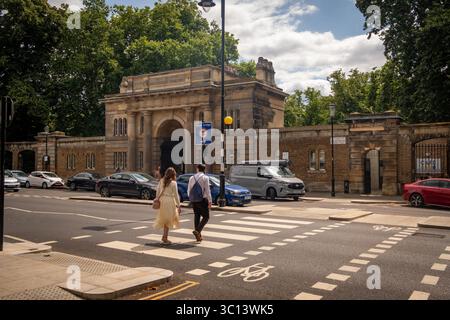 LONDRA - 16 LUGLIO 2025: Cimitero di Brompton a West London, storico cimitero vittoriano e spazio pubblico Foto Stock