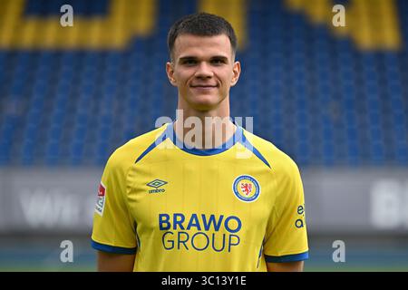 22 luglio 2025, bassa Sassonia, Brunswick: Calcio: Bundesliga 2, servizio fotografico Eintracht Braunschweig. Frederik Jäkel di Braunschweig. Foto: Swen Pförtner/dpa Foto Stock