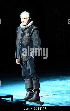 Festival d'Avignone NEL 2025 "le soulier de satin" (la pantofola di raso), dramma di Paul Claudel diretto da Eric Ruf, eseguito nel cortile del Palais des Papes il 19 luglio 2025 costumi di Christian Lacroix con la compagnia della Comédie-Francesca Alain Lenglet, Florence Viala, Coraly Zahonero, Laurent Stocker, Christian Gonon, Serge Bagdassarian, Suliane Brahim, Didier Sandre, Christophe Montenez, Marina Hands, Danièle Lebrun, Birane Ba, Sefa Yeboah, Baptiste Chabeles, Edith Proust e Fanny Barthod, Rachel Collignon, Gabriel Draper e Vincent Leterme, Aurélia Bonaque Ferrat, Ingrid Foto Stock