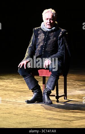 Festival d'Avignone NEL 2025 "le soulier de satin" (la pantofola di raso), dramma di Paul Claudel diretto da Eric Ruf, eseguito nel cortile del Palais des Papes il 19 luglio 2025 costumi di Christian Lacroix con la compagnia della Comédie-Francesca Alain Lenglet, Florence Viala, Coraly Zahonero, Laurent Stocker, Christian Gonon, Serge Bagdassarian, Suliane Brahim, Didier Sandre, Christophe Montenez, Marina Hands, Danièle Lebrun, Birane Ba, Sefa Yeboah, Baptiste Chabeles, Edith Proust e Fanny Barthod, Rachel Collignon, Gabriel Draper e Vincent Leterme, Aurélia Bonaque Ferrat, Ingrid Foto Stock