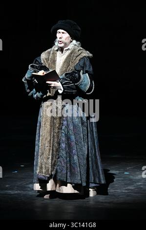 Festival d'Avignone NEL 2025 "le soulier de satin" (la pantofola di raso), dramma di Paul Claudel diretto da Eric Ruf, eseguito nel cortile del Palais des Papes il 19 luglio 2025 costumi di Christian Lacroix con la compagnia della Comédie-Francesca Alain Lenglet, Florence Viala, Coraly Zahonero, Laurent Stocker, Christian Gonon, Serge Bagdassarian, Suliane Brahim, Didier Sandre, Christophe Montenez, Marina Hands, Danièle Lebrun, Birane Ba, Sefa Yeboah, Baptiste Chabeles, Edith Proust e Fanny Barthod, Rachel Collignon, Gabriel Draper e Vincent Leterme, Aurélia Bonaque Ferrat, Ingrid Foto Stock