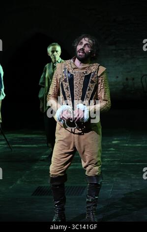 Festival d'Avignone NEL 2025 "le soulier de satin" (la pantofola di raso), dramma di Paul Claudel diretto da Eric Ruf, eseguito nel cortile del Palais des Papes il 19 luglio 2025 costumi di Christian Lacroix con la compagnia della Comédie-Francesca Alain Lenglet, Florence Viala, Coraly Zahonero, Laurent Stocker, Christian Gonon, Serge Bagdassarian, Suliane Brahim, Didier Sandre, Christophe Montenez, Marina Hands, Danièle Lebrun, Birane Ba, Sefa Yeboah, Baptiste Chabeles, Edith Proust e Fanny Barthod, Rachel Collignon, Gabriel Draper e Vincent Leterme, Aurélia Bonaque Ferrat, Ingrid Foto Stock