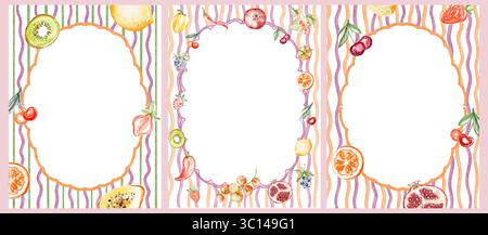 Set di modelli per biglietti di auguri di frutta con cornice ovale su sfondo ondulato a strisce. Comprende limoni acquerelli, bacche, mandarini, ciliegie, kiwi. Perfetto Foto Stock