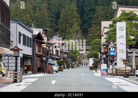 Takayama Giappone templi sakura ciliegi parchi gente fiori statue tradizione architettura segni Foto Stock