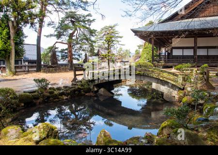 Takayama Giappone templi sakura ciliegi parchi gente fiori statue tradizione architettura cartelli case in legno santuario Foto Stock